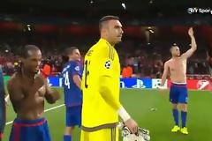 ΟΛΕ-ΟΛΕ ΜΕ ΤΟΥΣ ΟΠΑΔΟΥΣ ΤΟΥ ΘΡΥΛΟΥ ΜΕΣΑ ΣΤΟ EMIRATES! *BINTEO*