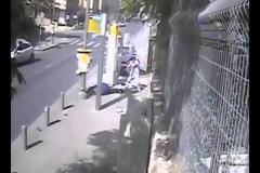Παλαιστίνιος χτυπάει Ισραηλινούς σε στάση και τους σφάζει με μανία με μπαλτά