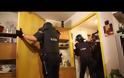 ΣΟΚ: Αστυνομικοί μπαίνουν στα σπίτια δανειοληπτών για κατάσχεση... [photo+video]