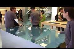 Η Apple τοποθετεί διαδραστικούς πάγκους στα καταστήματα της Apple Store