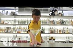 ΑΥΤΟΣ είναι o… Bruce Lee των barmen [video]