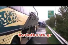 ΠΕΟ Πατρών- Αθηνών: Ένας νεκρός και μία τραυματίας μετά από σύγκρουση λεωφορείου με φορτηγάκι