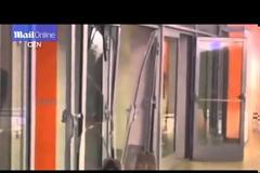 Ρωσίδα επιχείρησε να κλέψει τεθωρακισμένο όχημα και το κάρφωσε σε τζαμαρία (Βίντεο)