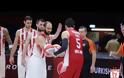 Η ΠΑΡΑΚΑΜΕΡΑ ΤΟΥ ΕΡΥΘΡΟΛΕΥΚΟΥ «ΔΙΠΛΟΥ» ΣΤΟ ΜΙΛΑΝΟ ΜΕ ΤΗ ΜΑΤΙΑ... ΤΗΣ ΑΡΜΑΝΙ! *ΒΙΝΤΕΟ*