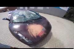 Ρίχνει νερό στην Lamborghini του και αυτό που ανακαλύπτει πίσω από το χρώμα της είναι φοβερό [video]