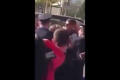 Aλβανοί φοιτητές πέταξαν αβγά στον πρωθυπουργό της Αλβανίας Εντι Ράμα [video]