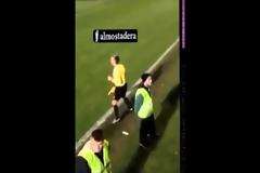 Μπουγέλωσαν τον επόπτη αλλά αυτός...βράχος!
