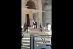 Σωριάστηκε στα σκαλιά ο Πάπας [video]