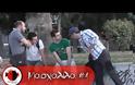 ΤΡΕΛΟ ΓΕΛΙΟ: Μυρίζει την μασχάλη των περαστικών στο κέντρο της Αθήνας… Η αντίδραση του όλα τα λεφτά! [video]