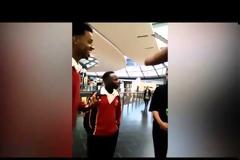 Η Apple ζήτησε συγγνώμη από you μαθητές που έδιωξε σε κατάστημα της λόγο του δέρματος τους.