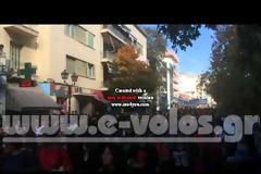 Βούλιαξαν τις πλατείες και τους δρόμους του Βόλου [video]