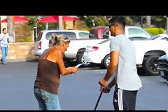 Ένα τυφλός, ένα λαχείο που κερδίζει και το πείραμα ανθρωπιάς