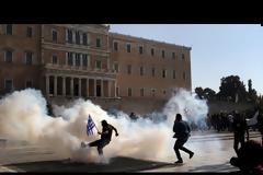 ΜΑΧΗ ΣΩΜΑ ΜΕ ΣΩΜΑ ΜΕΤΑΞΥ ΑΓΡΟΤΩΝ ΚΑΙ ΑΣΤΥΝΟΜΙΚΩΝ ΣΤΟ ΣΥΝΤΑΓΜΑ