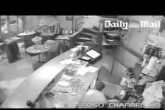 ΣΥΓΚΛΟΝΙΣΤΙΚΟ ΒΙΝΤΕΟ: Τζιχαντιστής πυροβόλησε δυο φίλες, άλλα έμεινε από σφαίρες [video]