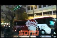 Έφτασε και ο Ολυμπιακός στο γήπεδο - Φωτοβολίδα βρήκε Φινμπόγκασον στο πόδι [video]