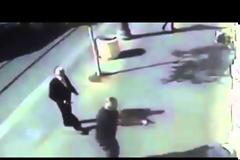 Σοκαριστικό βίντεο: Ανήλικες μαχαιρώνουν ηλικιωμένο και μετά η αστυνομία τις πυροβολεί... [video]