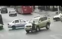 Απίστευτο: Αυτοκίνητο πέρασε δύο φορές πάνω από το κεφάλι της και επέζησε [video]