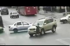 Απίστευτο: Αυτοκίνητο πέρασε δύο φορές πάνω από το κεφάλι της και επέζησε [video]