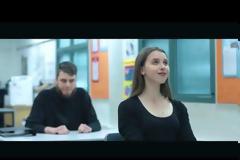 Modern Educayshun:Πικρή σάτιρα του δυτικού εκπαιδευτικού μοντέλου [video]