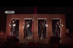 Ιωάννινα:Μύρισαν Χριστούγεννα Το ξύλινο δέντρο στην πλατεία που έκλεψε την παράσταση [photo+video]