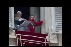Ανατριχιαστικό! Η προφητεία με το περιστέρι του Πάπα που το κατασπάραξε ένα κοράκι βγήκε... [video]