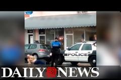 Σοκαριστικό βίντεο: Αστυνομικοί εκτελούν στη μέση του δρόμου άοπλο άνδρα... [video]