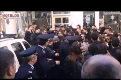 ΧΑΜΟΣ έγινε με τον Παυλόπουλο στη Σύρο - Δείτε τα μοναδικά βίντεο απο τα επεισόδια...