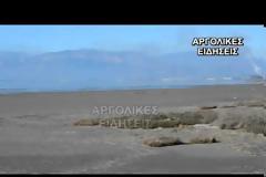 Υποχώρησε η θάλασσα στο Ναύπλιο και εμφάνησε μια τεράστια παραλία! Φαινόμενο που προβληματίζει τους επιστήμονες [video]