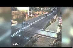 Αυτό θα πει... Θαύμα! Δείτε πώς τη γλίτωσε ο ποδηλάτης από το τρένο! [video]