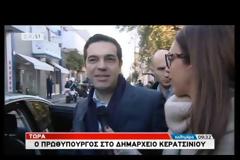 ΑΠΙΣΤΕΥΤΟ: Ο Τσίπρας έχει και θαυμάστρια - Του φώναζε Αχ αγόρι μου γλυκό στο Κερατσίνι [video]