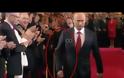 Εσείς ξέρετε γιατί ο Πουτίν κουνάει μόνο το ένα του χέρι όταν περπατάει; [video]