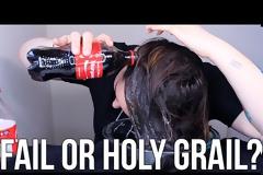 Ξέβγαλε τα μαλλιά της με 2 μπουκάλια Coca-Cola το αποτέλεσμα δεν το περίμενε… [video]