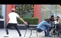 ΤΡΕΛΟ ΓΕΛΙΟ: Tραβούσε τις καρέκλες ανυποψίαστων πολιτών σε καφετέριες και μετά έτρεχε! [video]