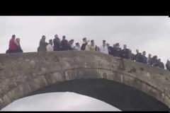 Άρτα: Τελέστηκε ο αγιασμός των υδάτων στο ιστορικό γεφύρι [photos+video]
