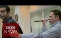 Τραυματίστηκε δημοσιογράφος ενώ...δοκίμαζε γιλέκο των ειδικών δυνάμεων - ΒΙΝΤΕΟ