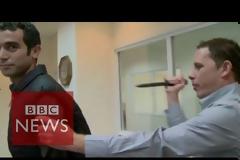 Τραυματίστηκε δημοσιογράφος ενώ...δοκίμαζε γιλέκο των ειδικών δυνάμεων - ΒΙΝΤΕΟ