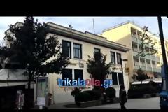 Τρίκαλα: Αδέσποτος σκύλος έκοβε βόλτες σε ταράτσα - Επενέβη η πυροσβεστική [video]