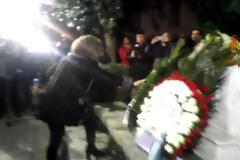 Γιούχαραν την Σία Αναγνωστοπούλου στην Πάτρα - Μέλη της ΛΑΕ του Λαφαζάνη [video]