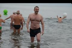 Γιατί βούτηξε με το εσώρουχο στη θάλασσα ο Απ. Γκλέτσος; [video]