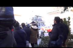 Η έξοδος του συζυγοκτόνου της Κοζάνης από τα δικαστήρια  Δείτε τις κατηγορίες που του απαγγέλθηκαν [video]