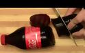 Έκοψε ένα μπουκάλι Coca Cola και τρέλανε όλους τους φίλους του με αυτό το κόλπο... [video]