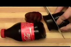 Έκοψε ένα μπουκάλι Coca Cola και τρέλανε όλους τους φίλους του με αυτό το κόλπο... [video]
