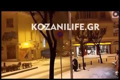 Σφοδρή χιονόπτωση στην Κοζάνη! Μέσα σε 2 ώρες άσπρισαν τα πάντα! [video]