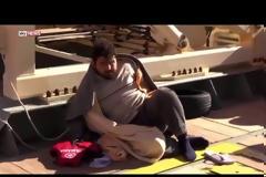 Συγκλονιστικό βίντεο: Έλληνες λιμενικοί βάζουν τον Τούρκο διακινητή να δει τα πτώματα των παιδιών που πνίγηκαν στο ναυάγιο στο Αιγαίο... [video]
