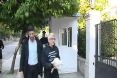 Βίντεο: H στιγμή που η γυναίκα έριξε την κότα στο Μαξίμου