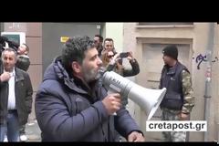 Αγρότες πέταξαν αυγά και ντομάτες στα γραφεία του ΣΥΡΙΖΑ στο Ηράκλειο [video]