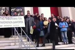Πάτρα: Συμβολική κατάληψη των Δικαστηρίων από τους Δικηγόρους - Διαμαρτύρονται για το Ασφαλιστικό