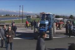 Φθιώτιδα: Οι αγρότες έκλεισαν την εθνική οδό και ενισχύουν τα μπλόκα τους [photos+video]