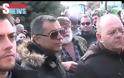 «Μπλόκο» αγροτών και αποδοκιμασίες στο αεροδρόμιο Καστοριάς σε βουλευτές του ΣΥΡΙΖΑ - Πήγαν με συνοδεία σπίτι τους [video]