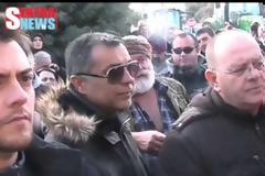«Μπλόκο» αγροτών και αποδοκιμασίες στο αεροδρόμιο Καστοριάς σε βουλευτές του ΣΥΡΙΖΑ - Πήγαν με συνοδεία σπίτι τους [video]